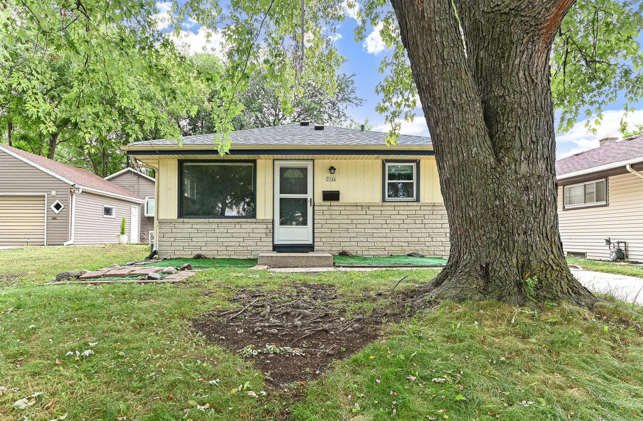 3746 S 92nd St, Milwaukee, WI 53228