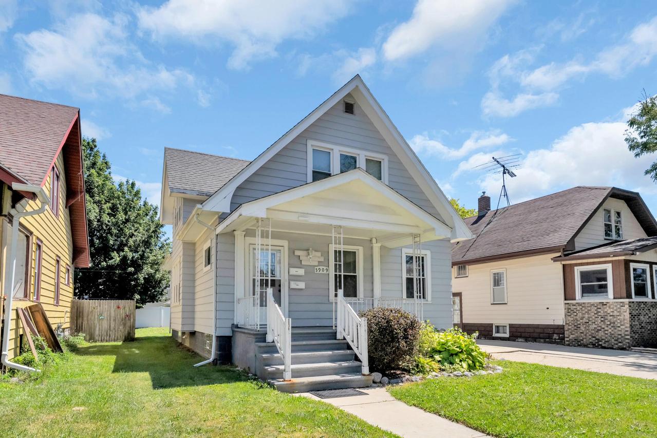 5909 33rd Ave, Kenosha, WI 53144