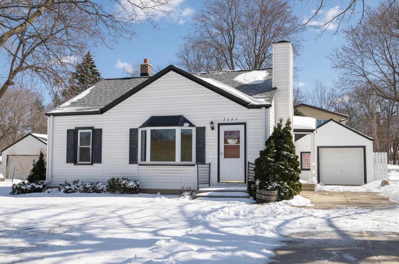 2604 N 112th St, Wauwatosa, WI 53226