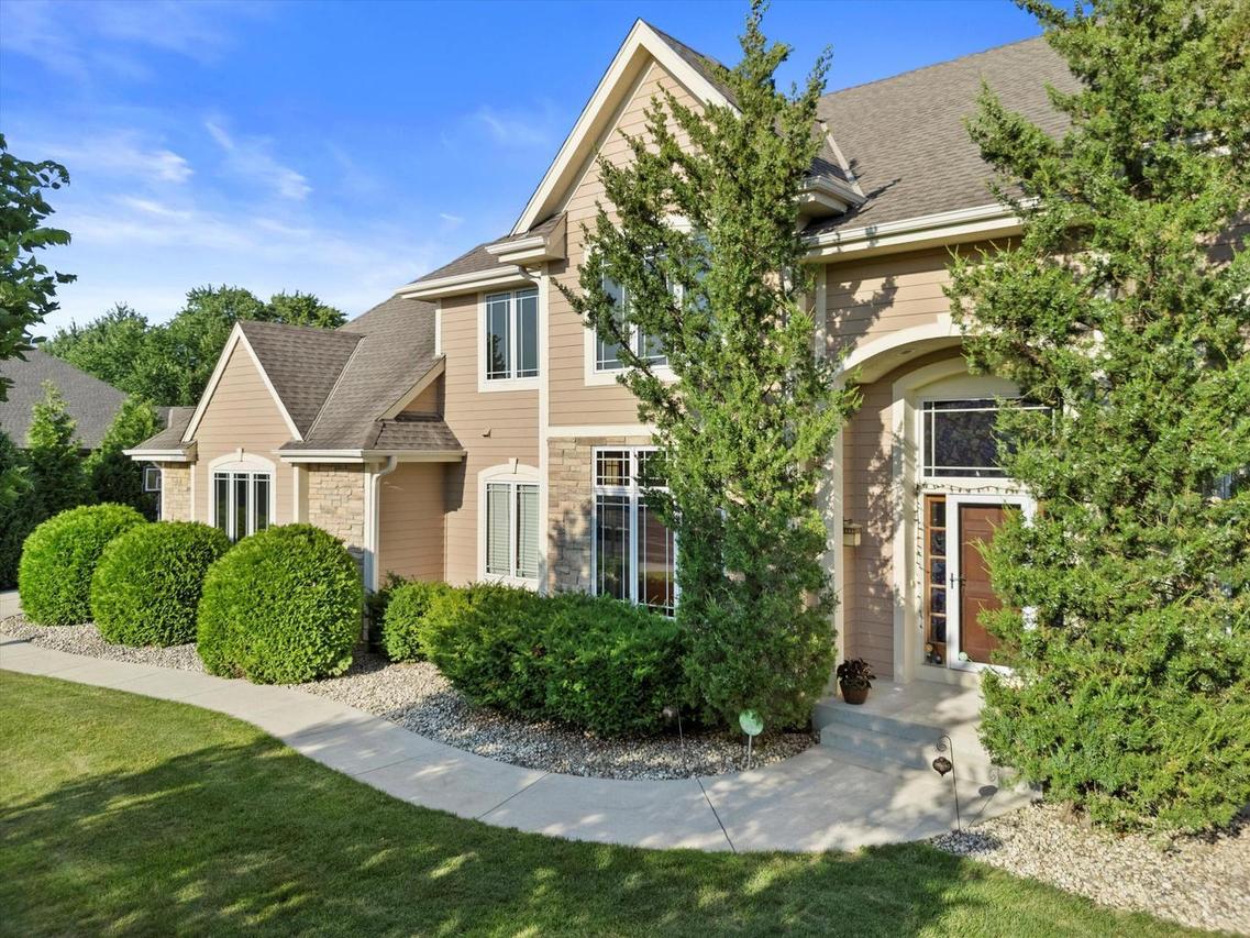 W160N5452 Westwind Dr, Menomonee Falls, WI 53051