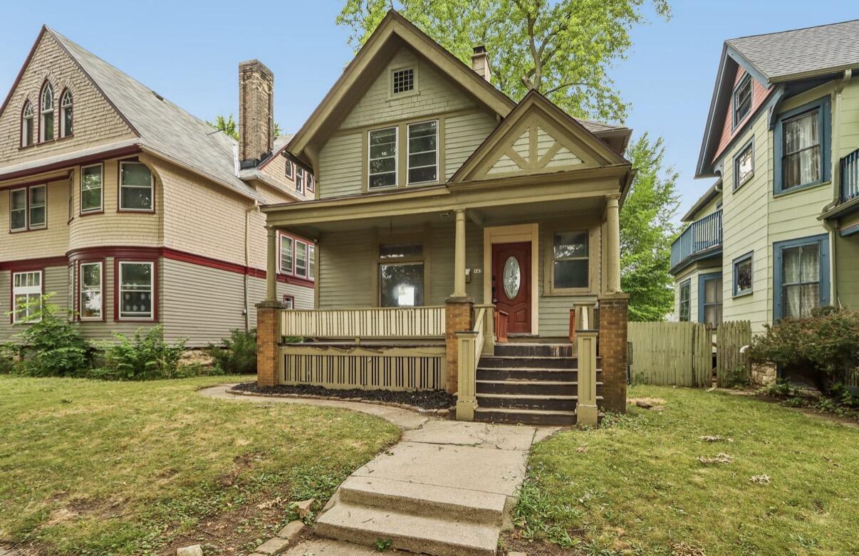 943 N 34th St, Milwaukee, WI 53208