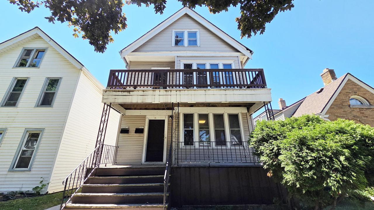 2207 S 11th St, Milwaukee, WI 53215