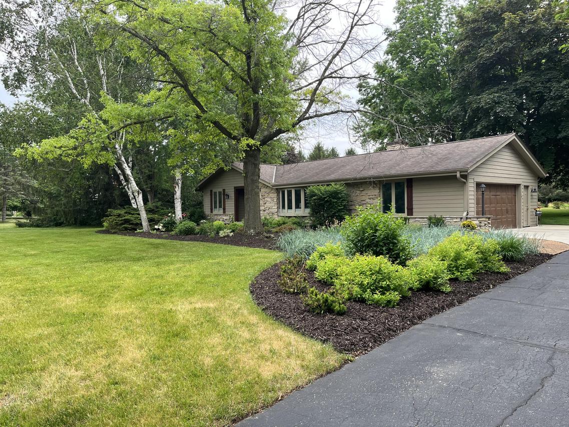35055 Wayfare Trl, Summit, WI 53066