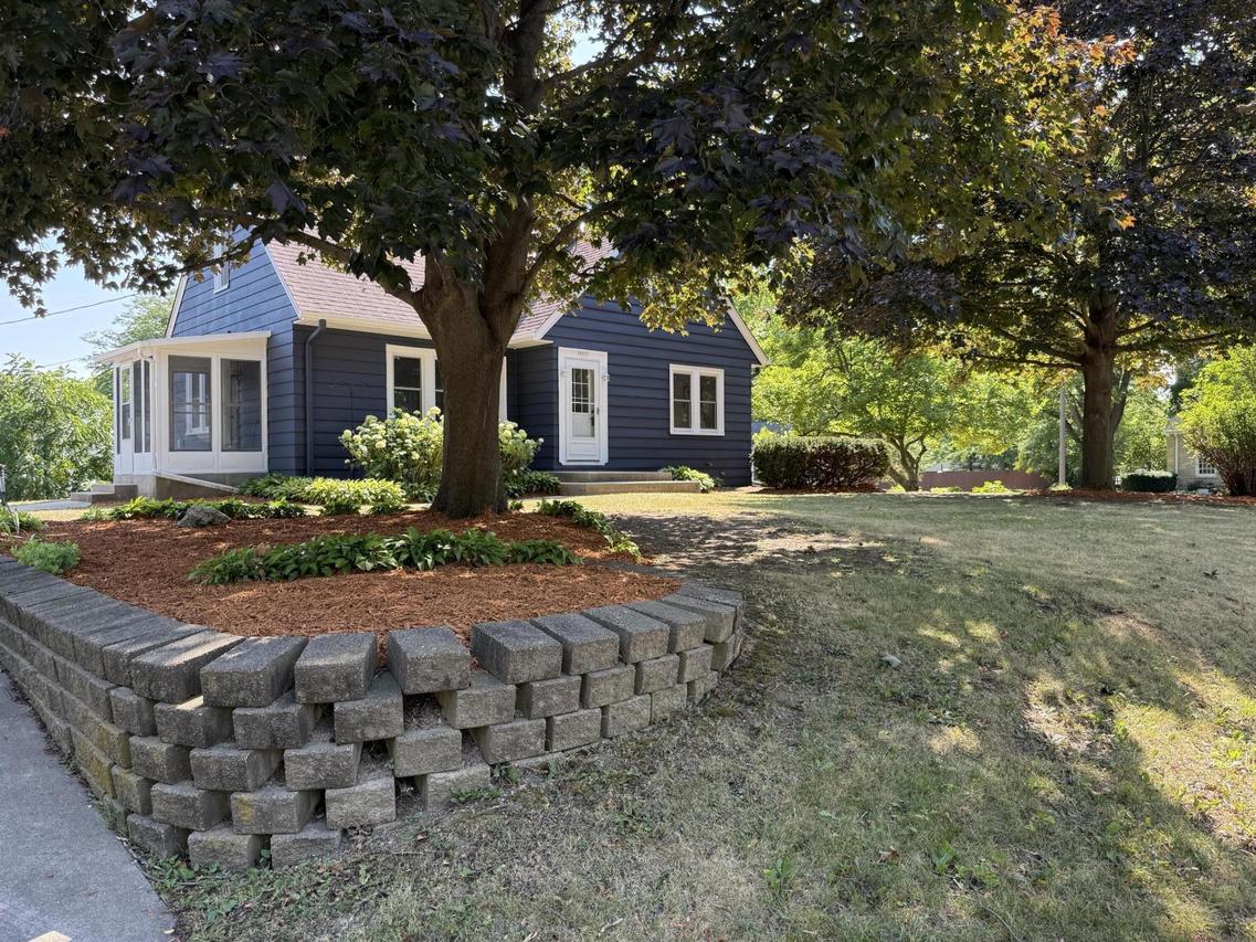 10431 W Courtland Ave, Wauwatosa, WI 53225