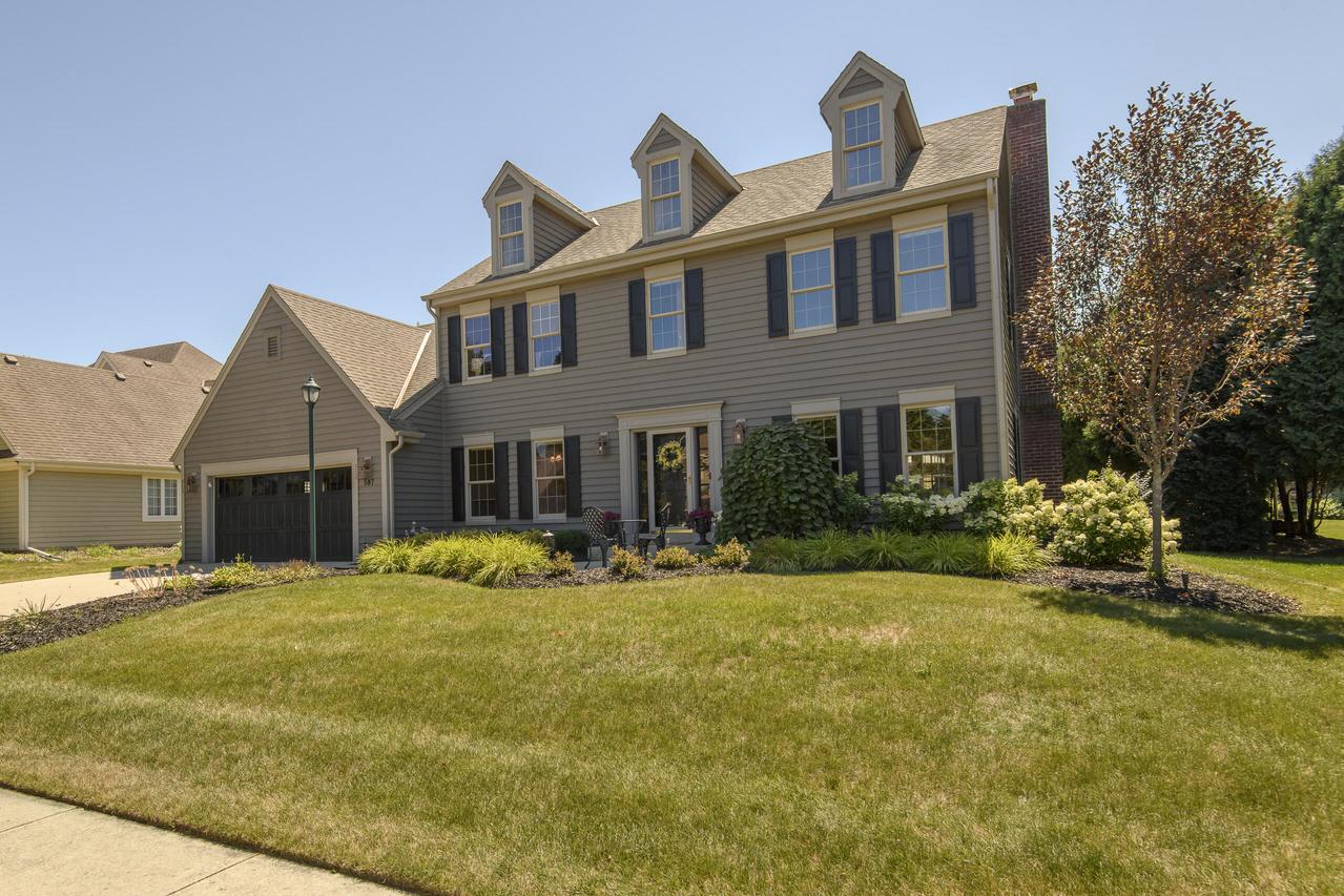 587 Cottonwood Ln, Grafton, WI 53024