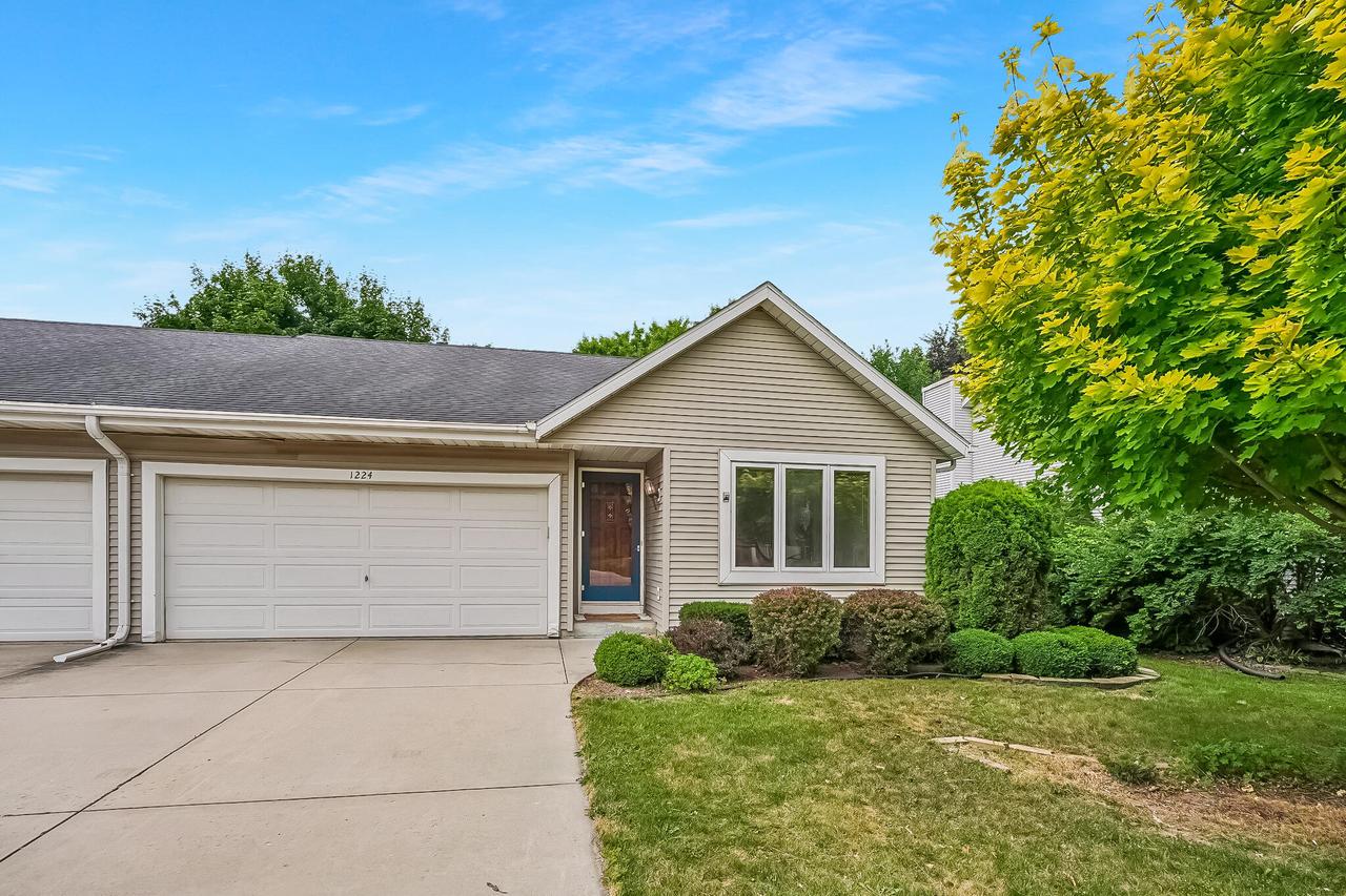 1224 Vogt Dr, West Bend, WI 53095