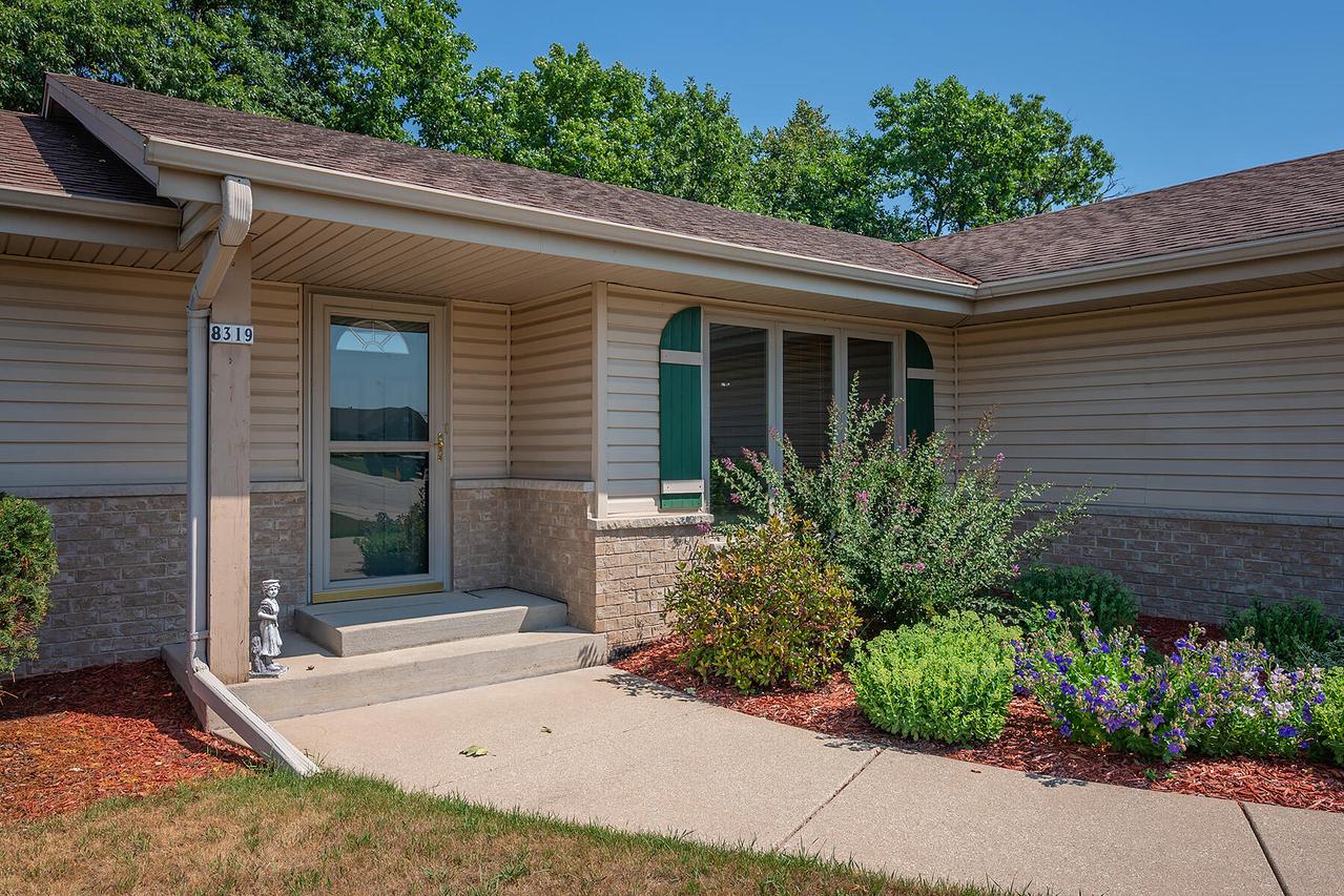 8319 S Woodridge Dr, Oak Creek, WI 53154