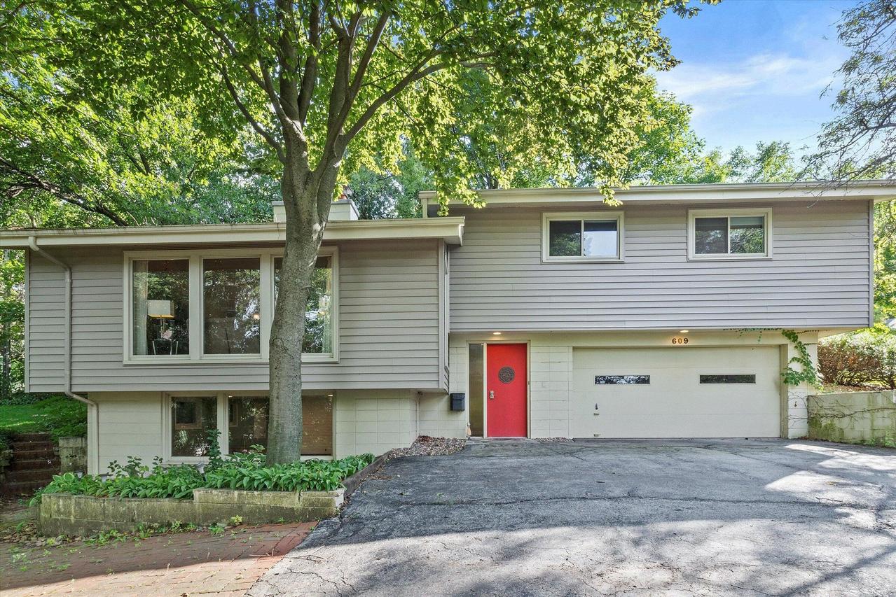 609 Downing Dr, Waukesha, WI 53186