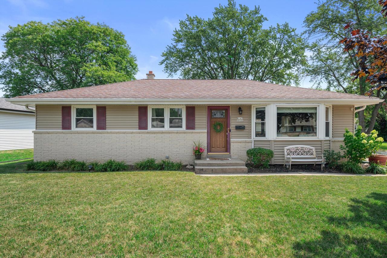 W147N8446 Manchester Dr, Menomonee Falls, WI 53051