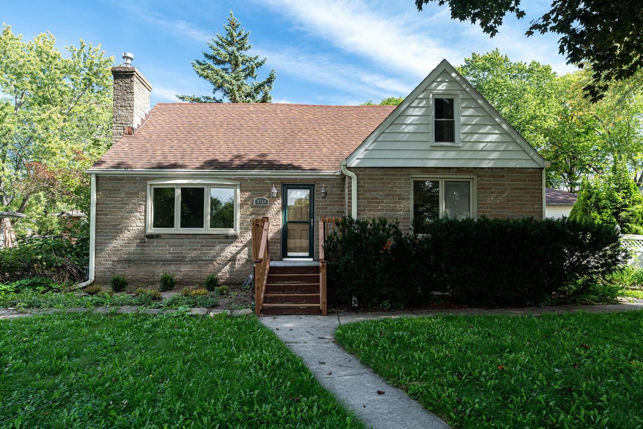 4260 N 93rd St, Wauwatosa, WI 53222