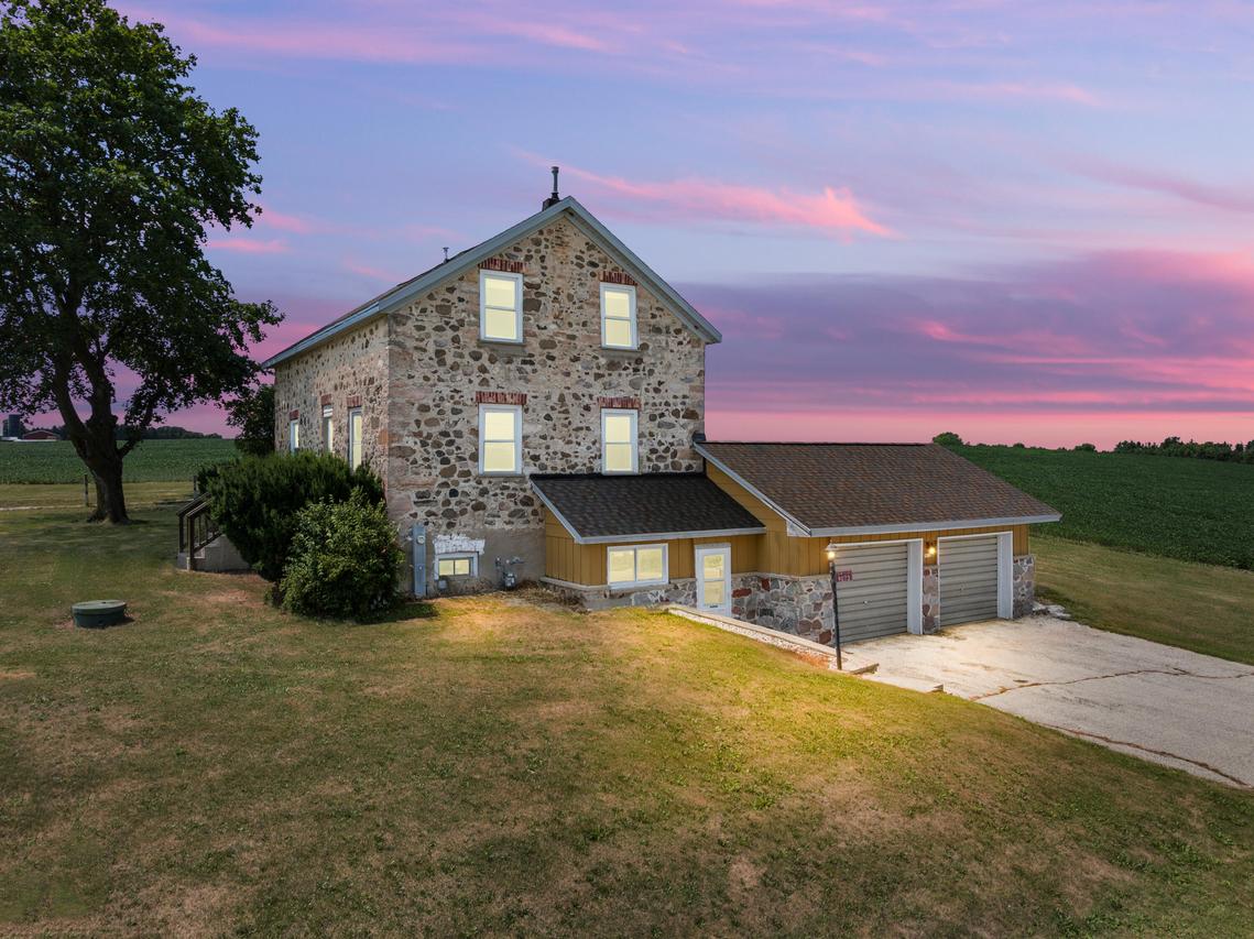 9073 Boltonville Rd, Farmington, WI 53040