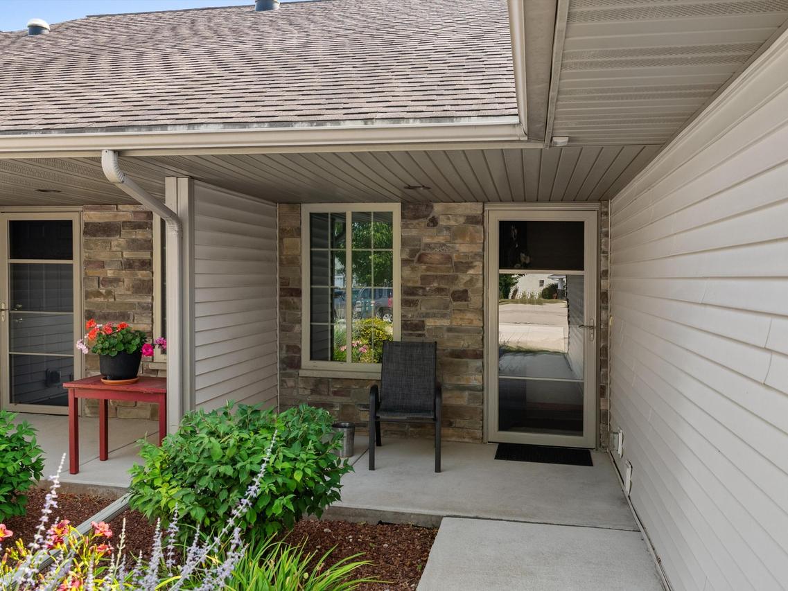 537 Mapleleaf Ct, Manitowoc, WI 54220