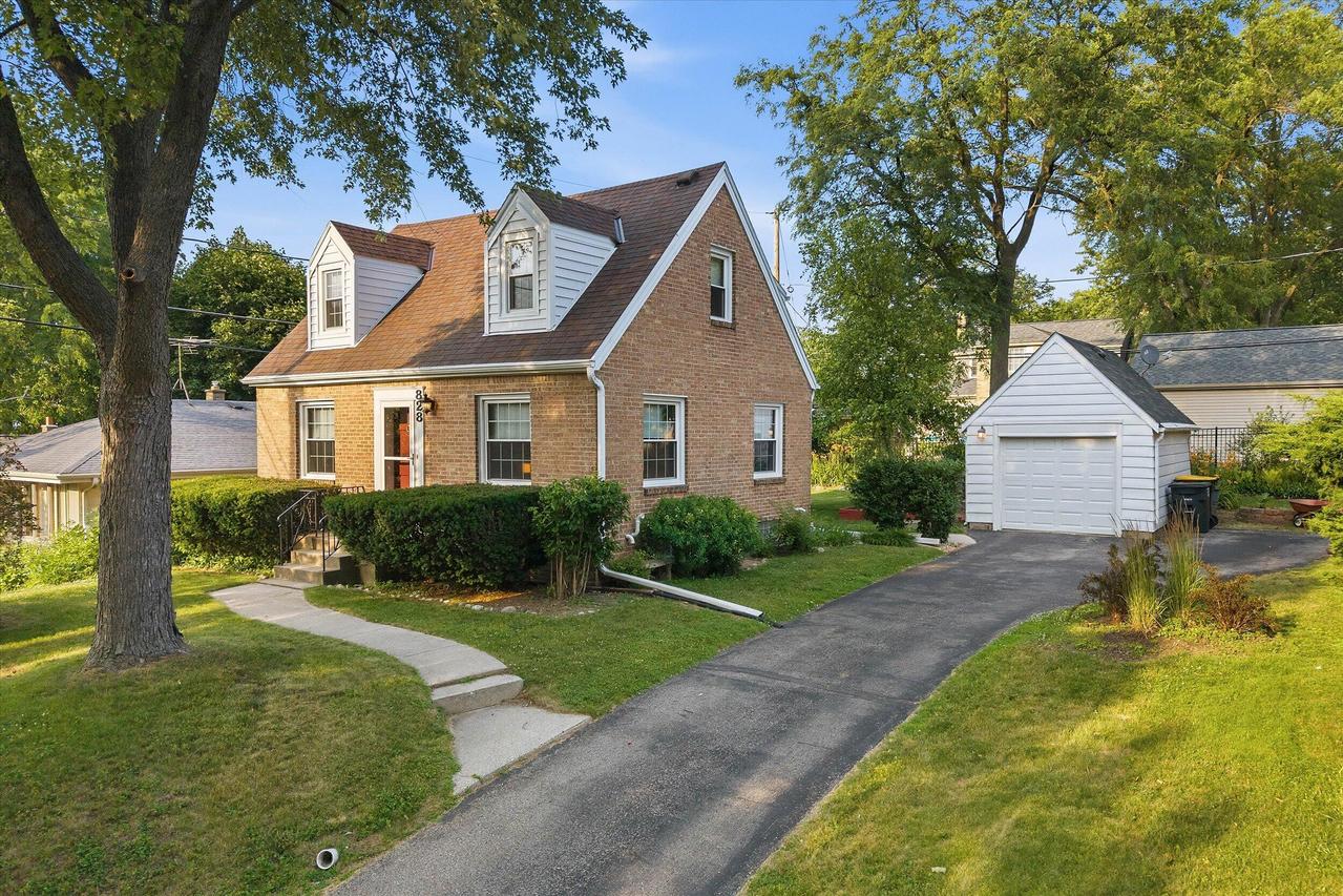 828 N 113th St, Wauwatosa, WI 53226
