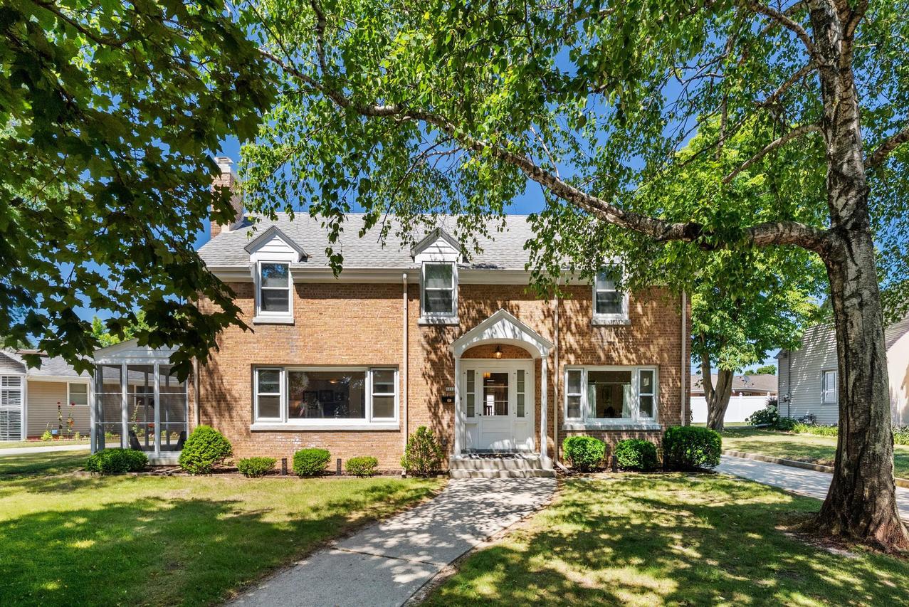 1212 Fairmont Ln, Manitowoc, WI 54220