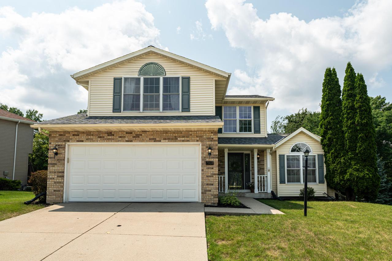 2304 Brookstone Ln, Waukesha, WI 53188