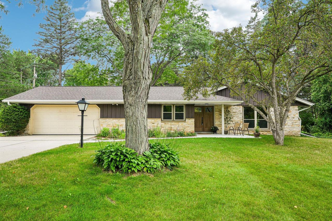 1389 Glenbrook Dr, Cedarburg, WI 53012