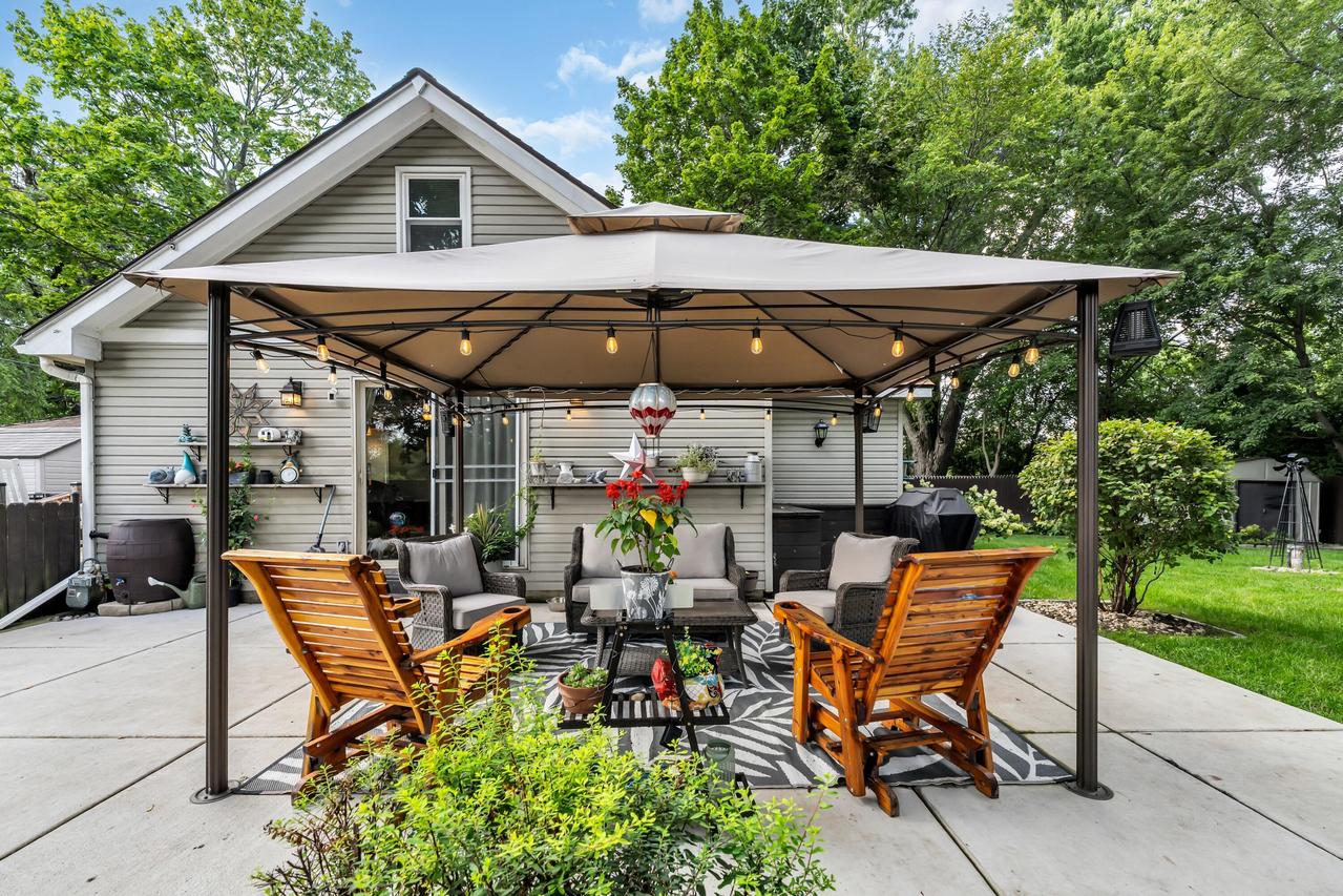 7557 Shorewood Dr, Salem Lakes, WI 53168