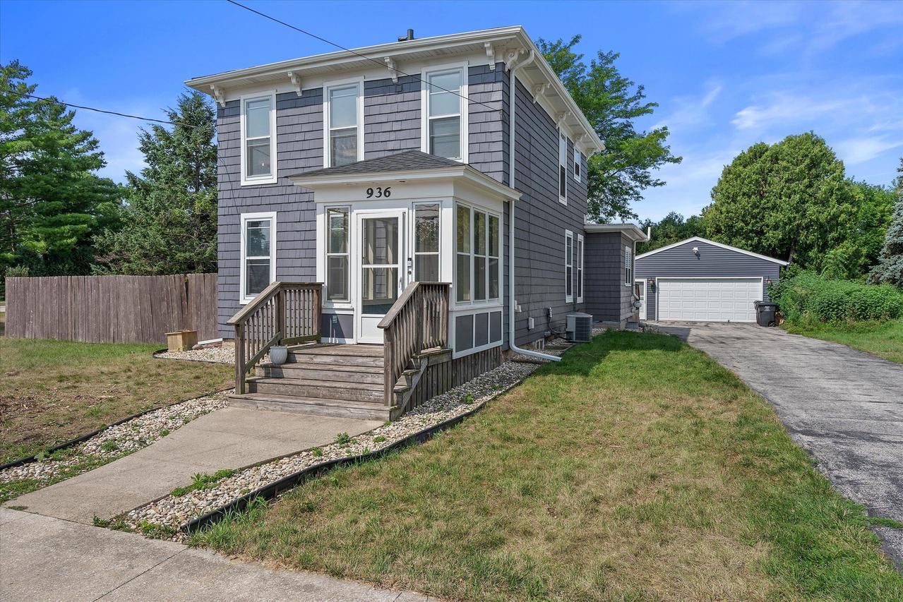 936 S Silver Lake, Oconomowoc, WI 53066