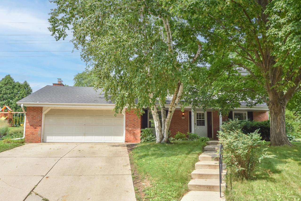 2751 N 118th St, Wauwatosa, WI 53222