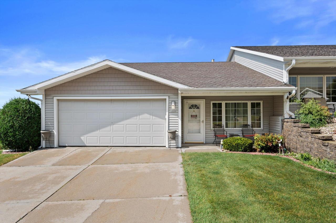 1220 Stillwater Ln, Hartford, WI 53027
