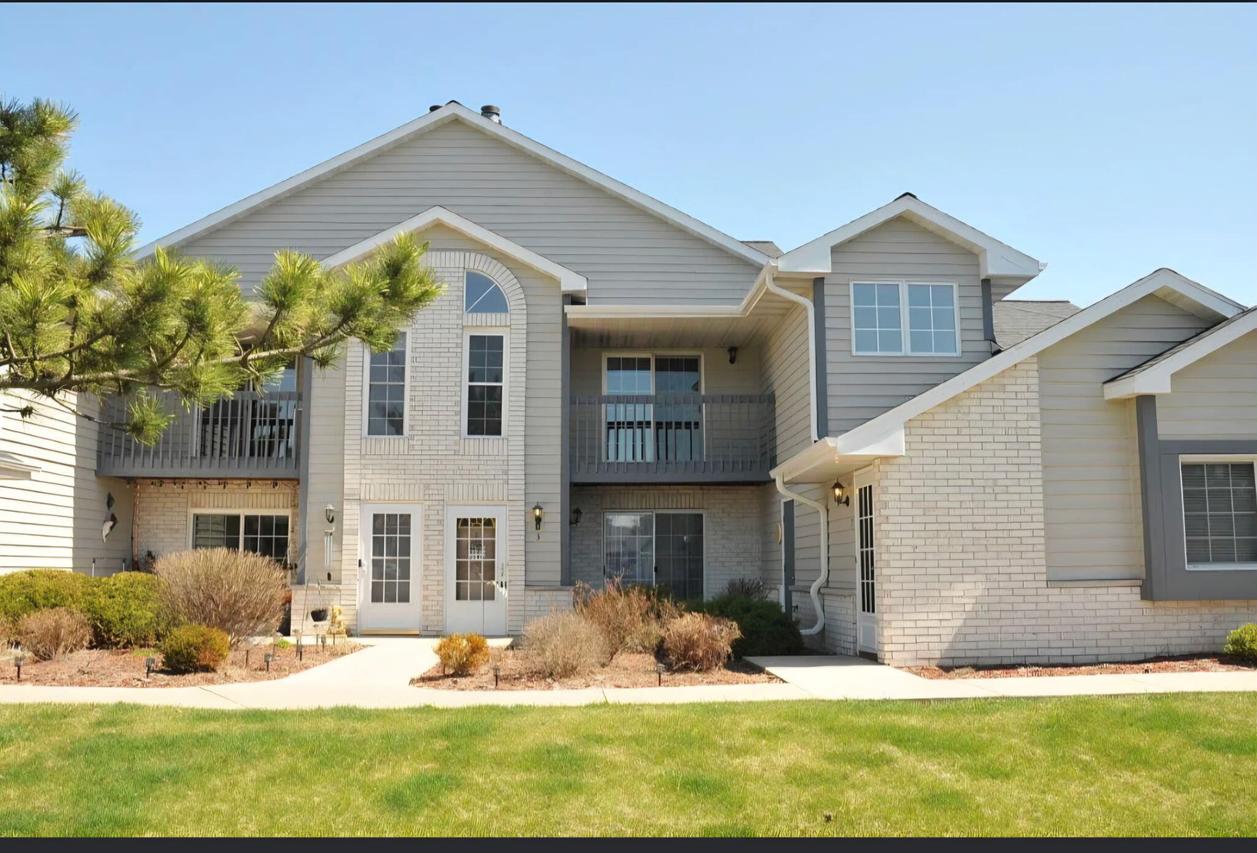 W240N2566 E Parkway Meadow #3, Pewaukee, WI 53072