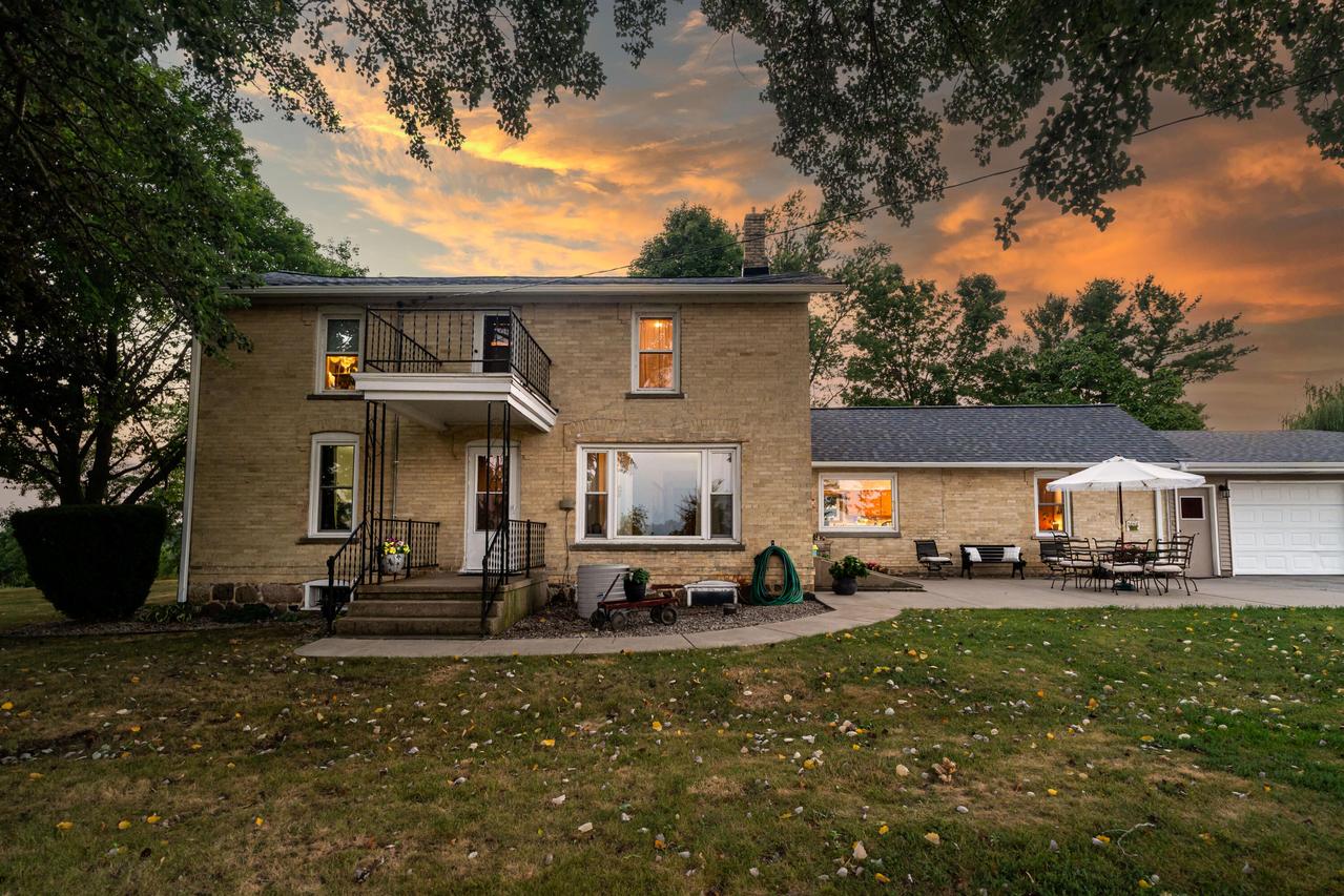 W1554 North Side Dr, Ixonia, WI 53066
