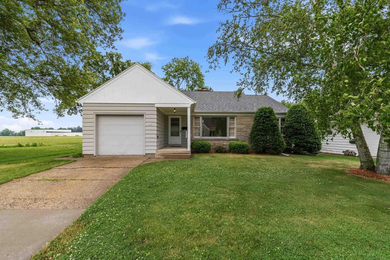 676 E Oak St, Juneau, WI 53039