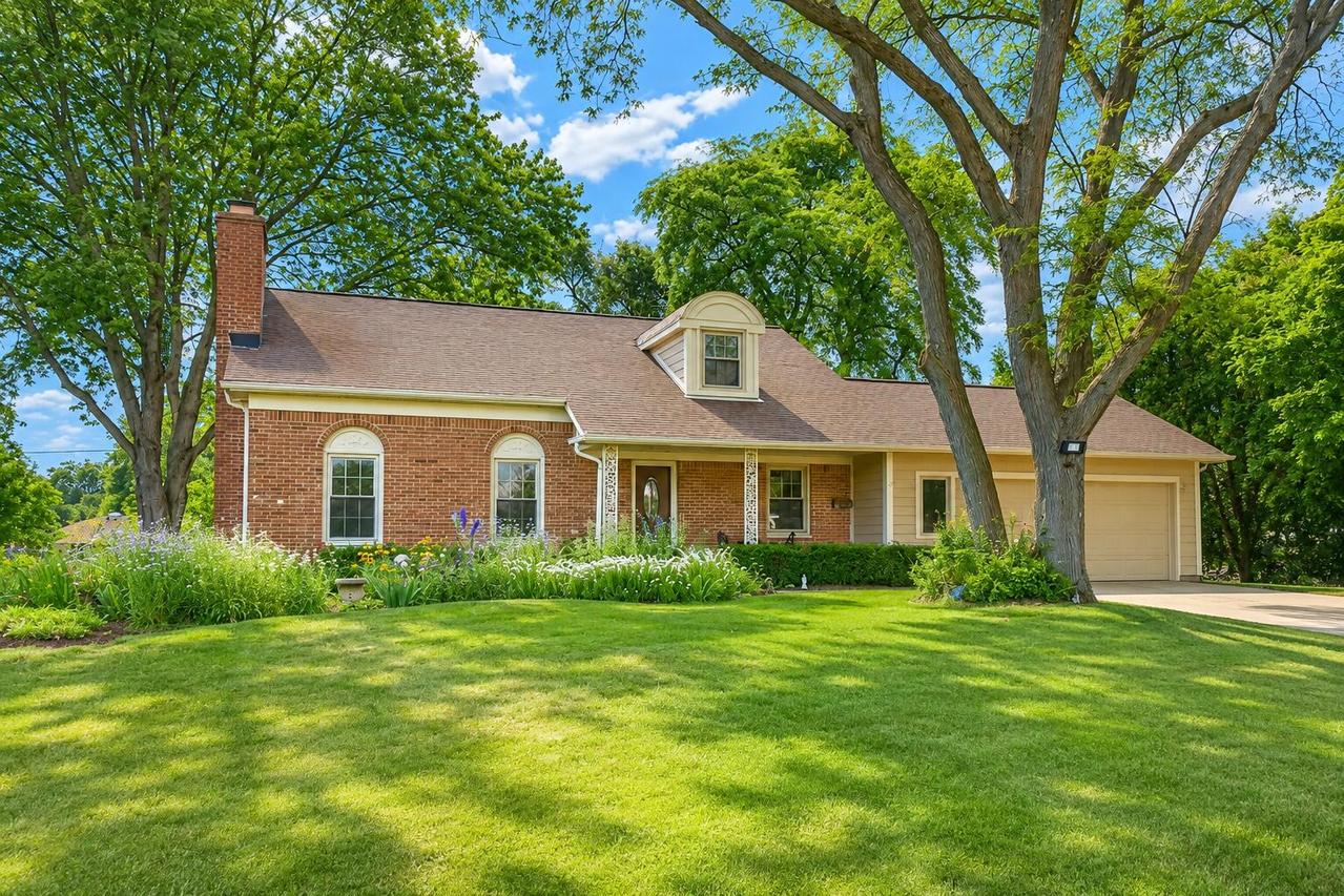 427 Susan Ln, Thiensville, WI 53092