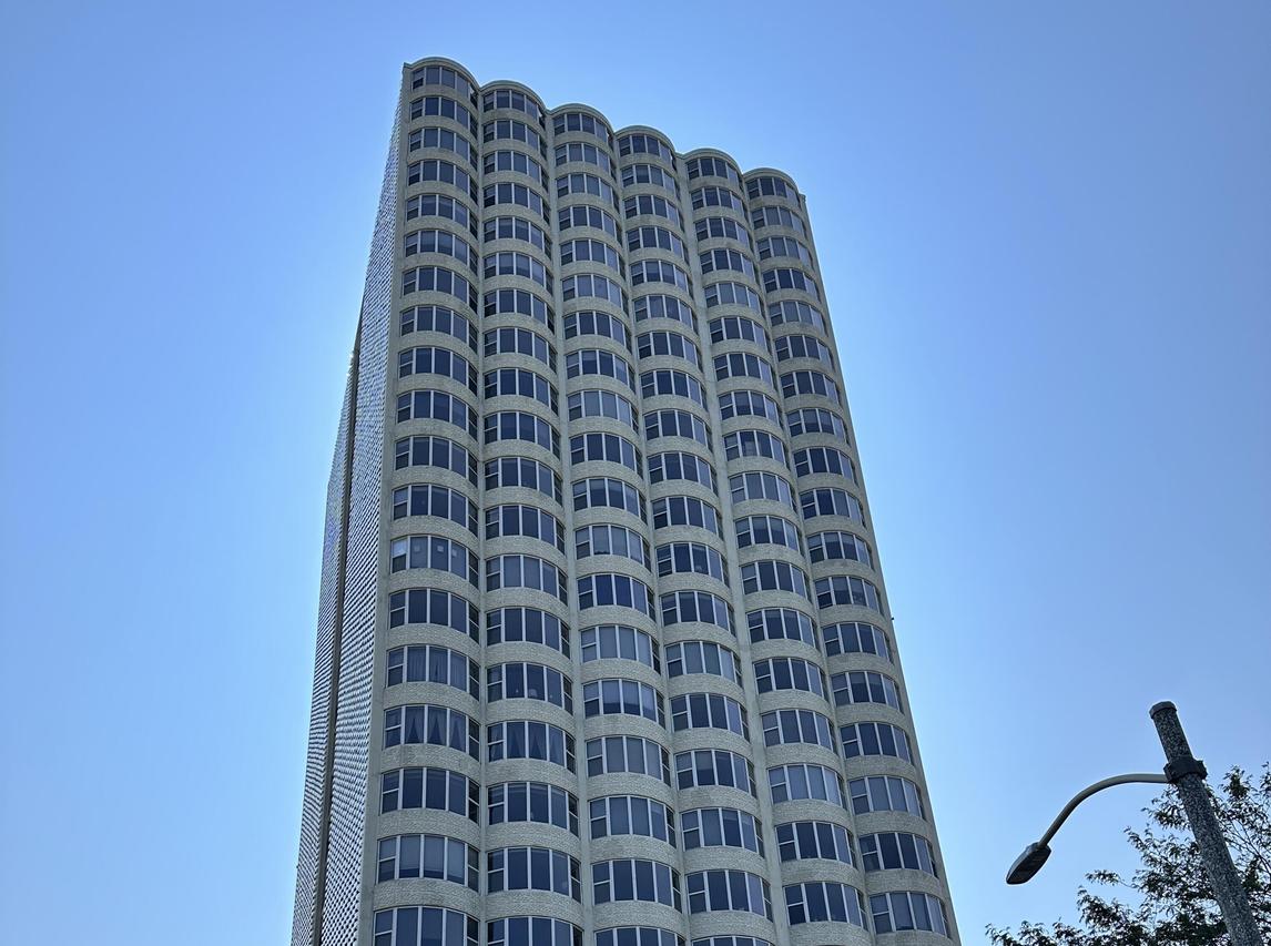 2525 S Shore Dr #16E, Milwaukee, WI 53207