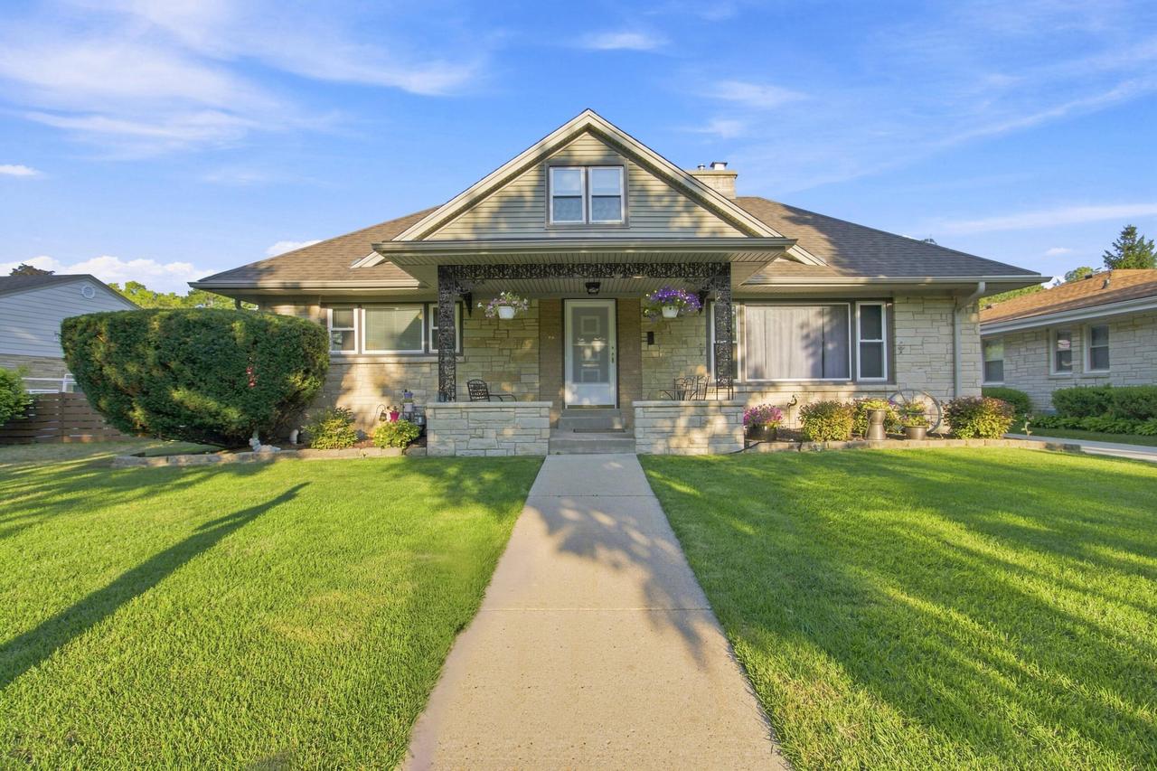 10727 W Grantosa Dr, Wauwatosa, WI 53222