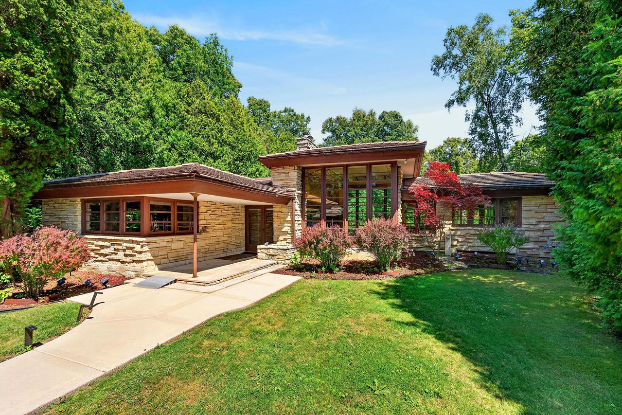 7030 N Lake Dr, Fox Point, WI 53217