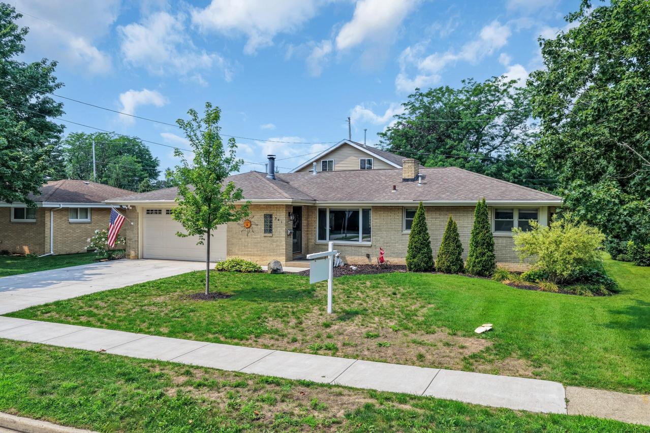 341 Dardis Dr, Burlington, WI 53105