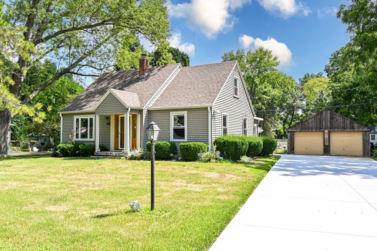 136 N 123rd St, Wauwatosa, WI 53226