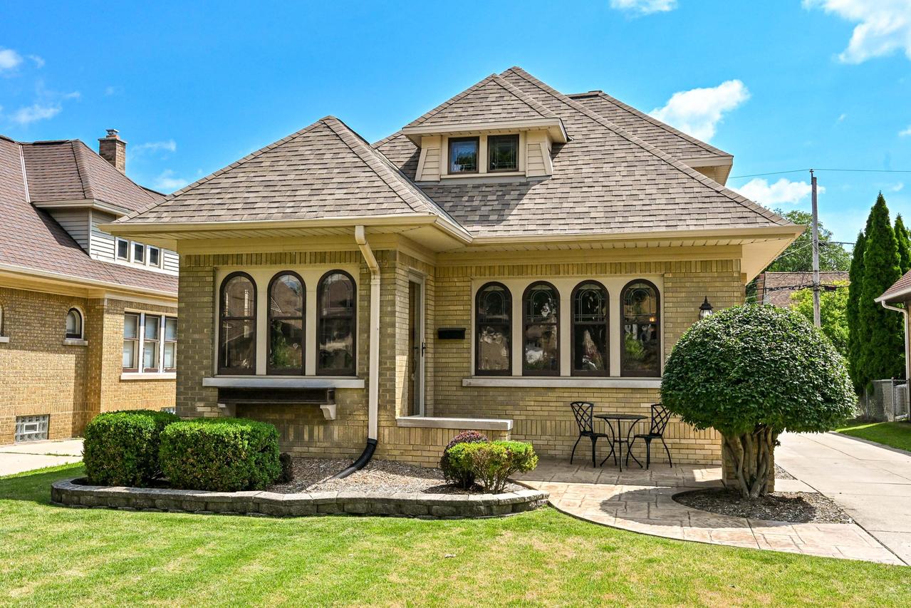 2454 N Lefeber Ave, Wauwatosa, WI 53213