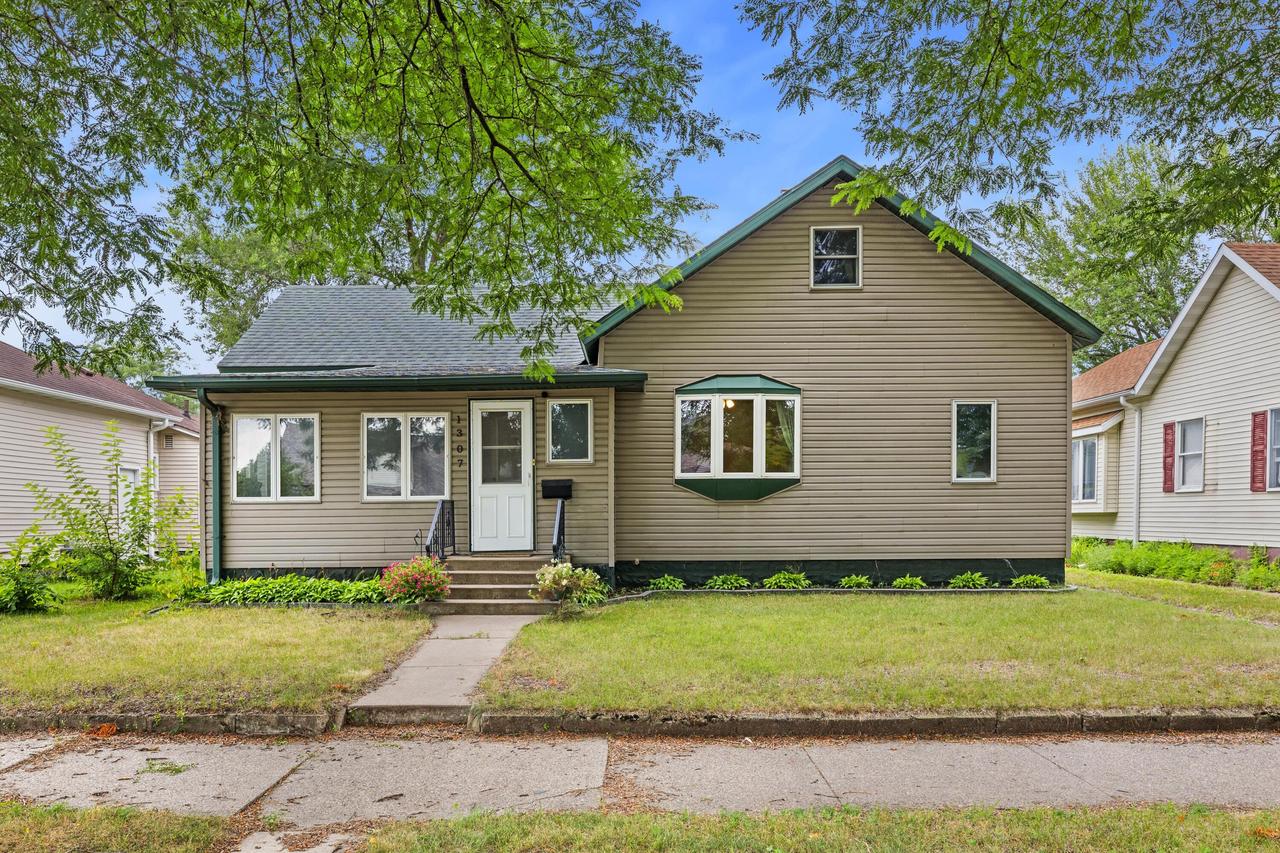 1307 Kane St, La Crosse, WI 54603