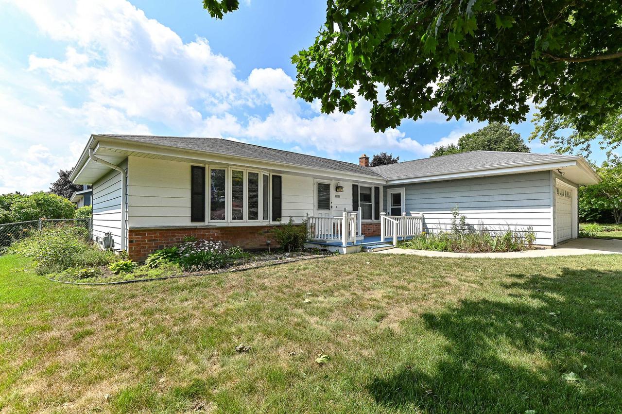 4153 W Granada St, Greenfield, WI 53221