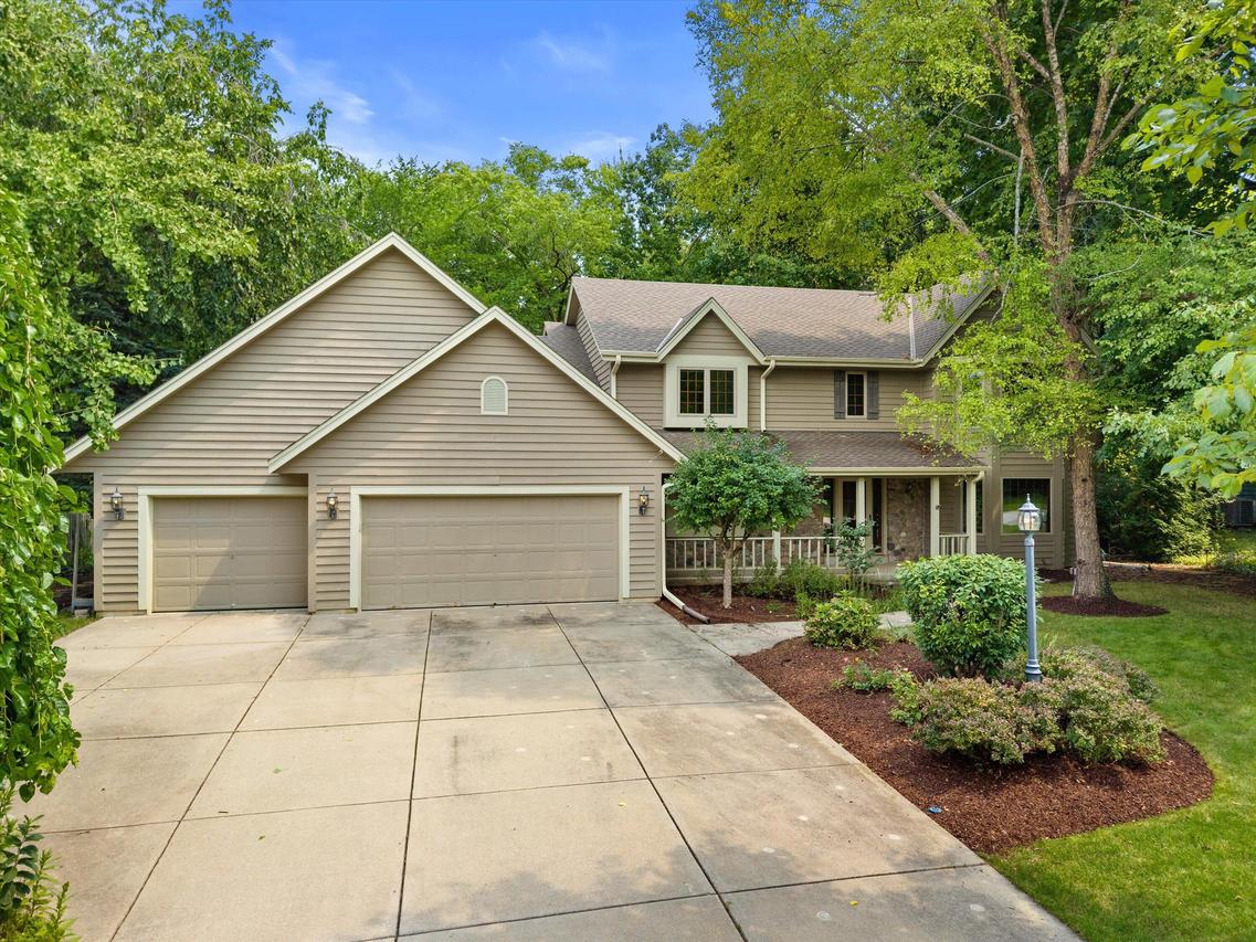 3450 S Sandalwood Dr, New Berlin, WI 53151