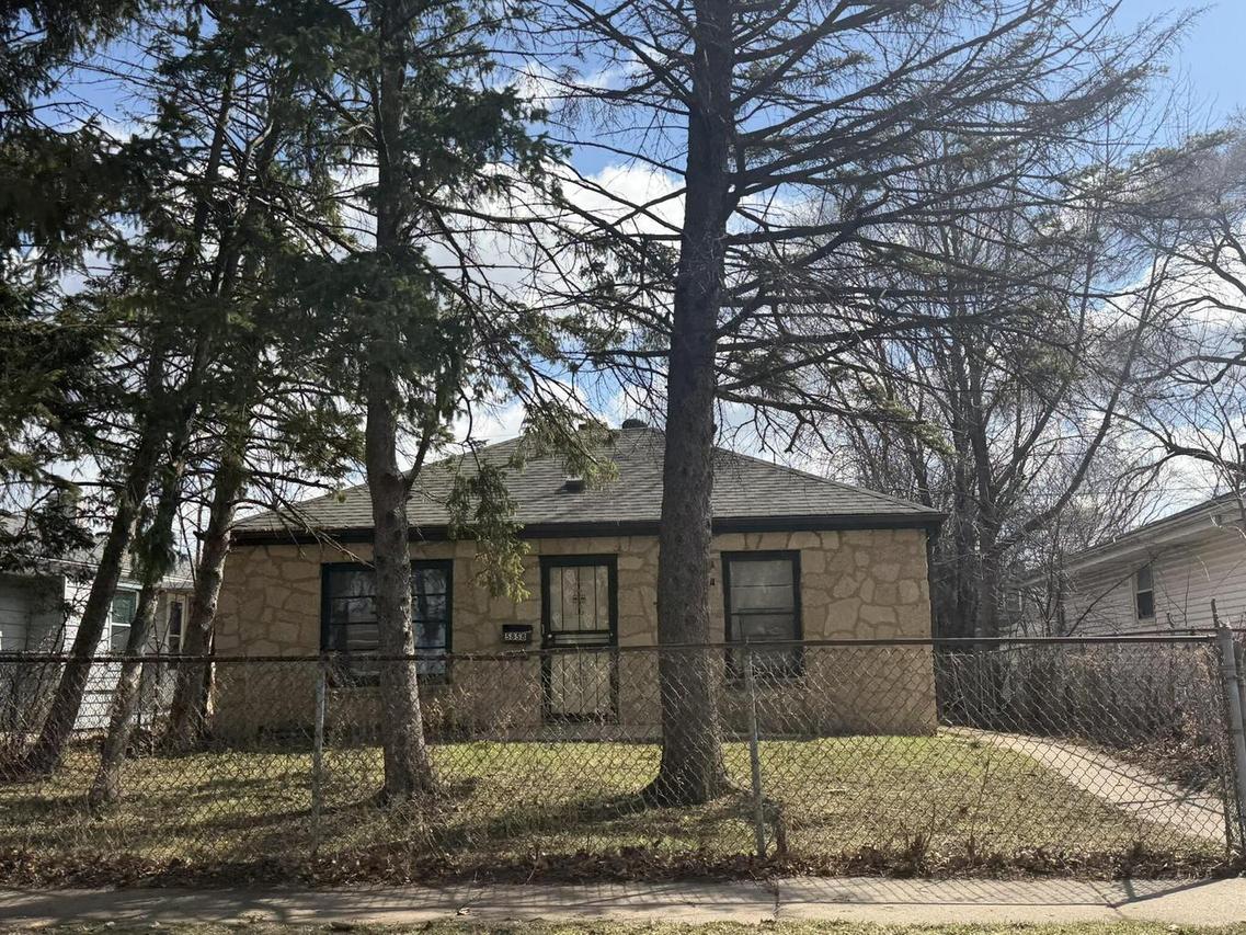 5858 N 80th St, Milwaukee, WI 53218