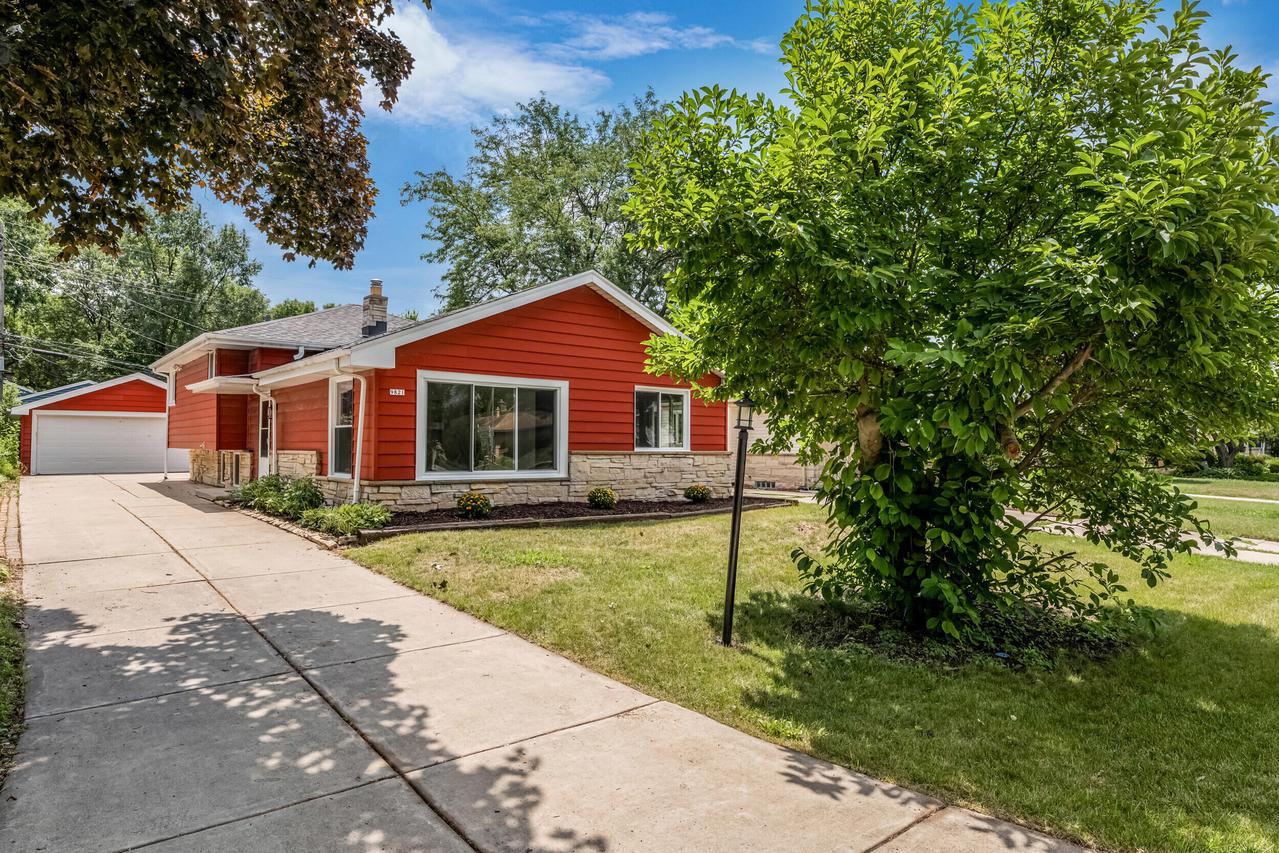 9821 W Grantosa Dr, Wauwatosa, WI 53222