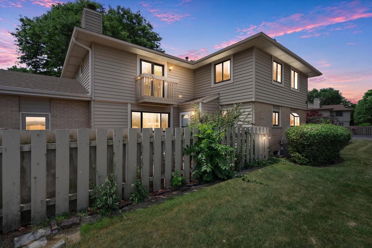 16250 W Coachlight Dr #250, New Berlin, WI 53151