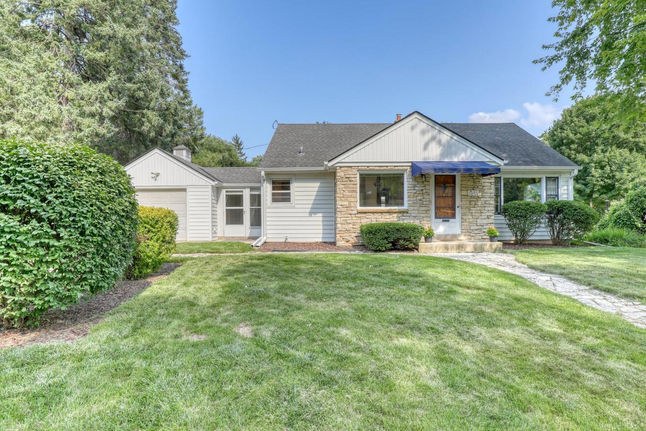 W160N8714 Patton Dr, Menomonee Falls, WI 53051