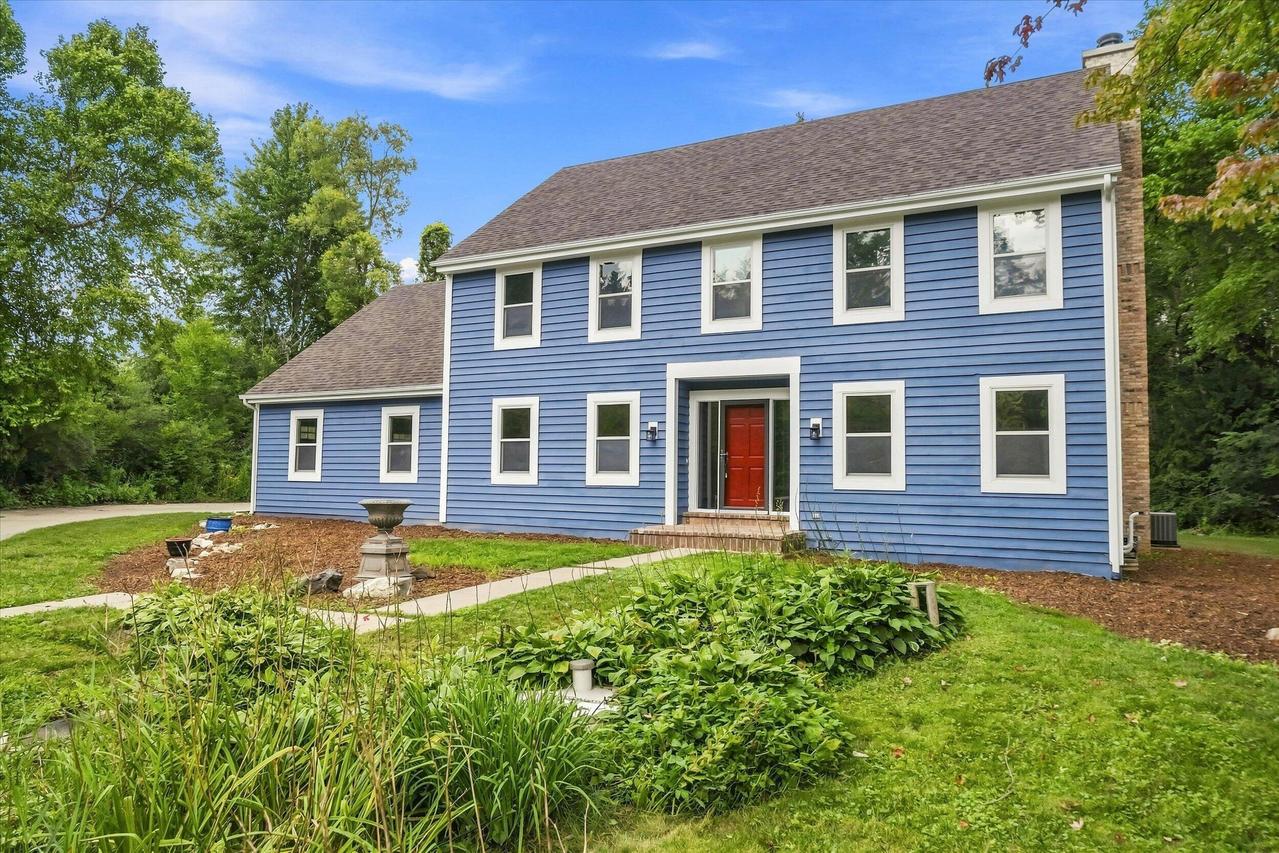 546 Beechwood Dr, Cedarburg, WI 53012