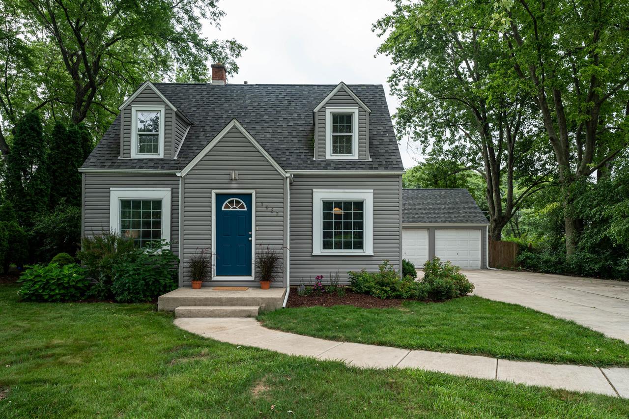 1952 N 119th St, Wauwatosa, WI 53226