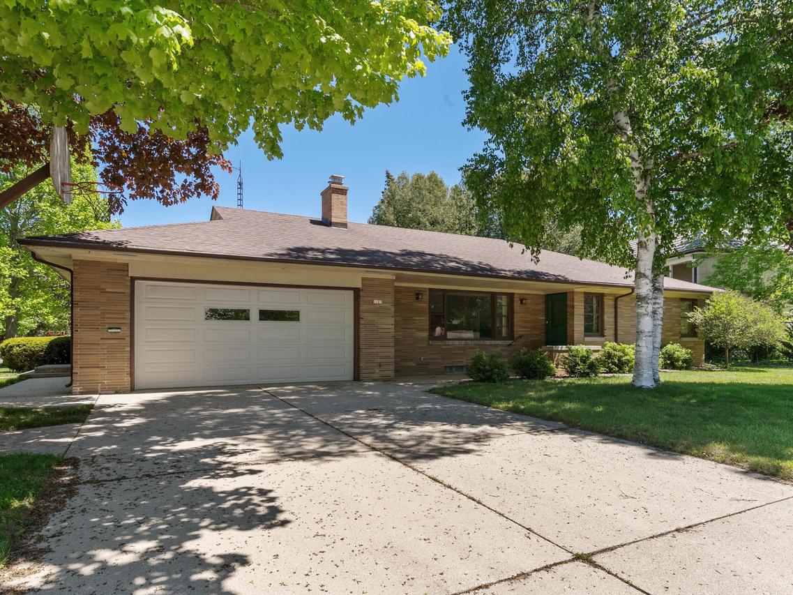 1127 Lincoln Blvd, Manitowoc, WI 54220