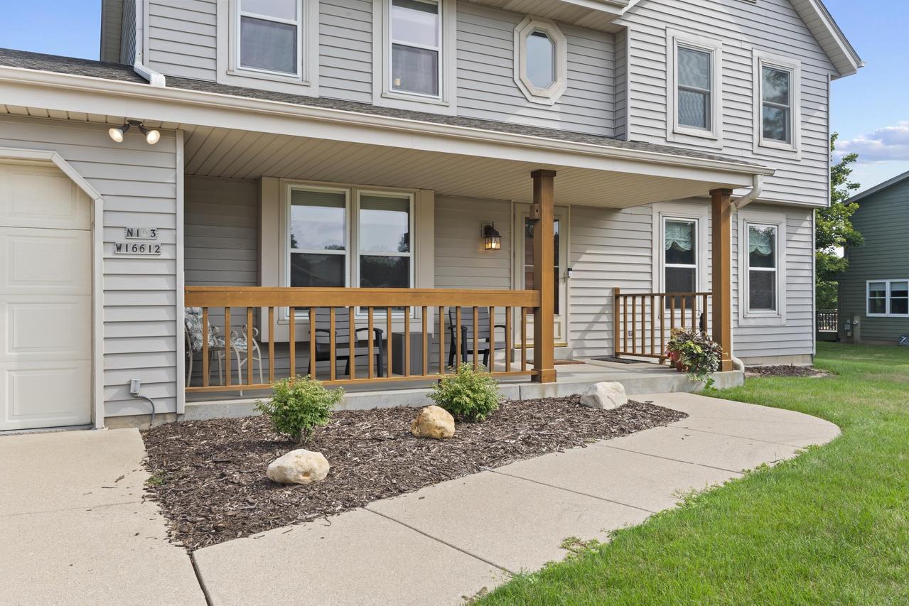 N103W16612 Country Ct, Germantown, WI 53022