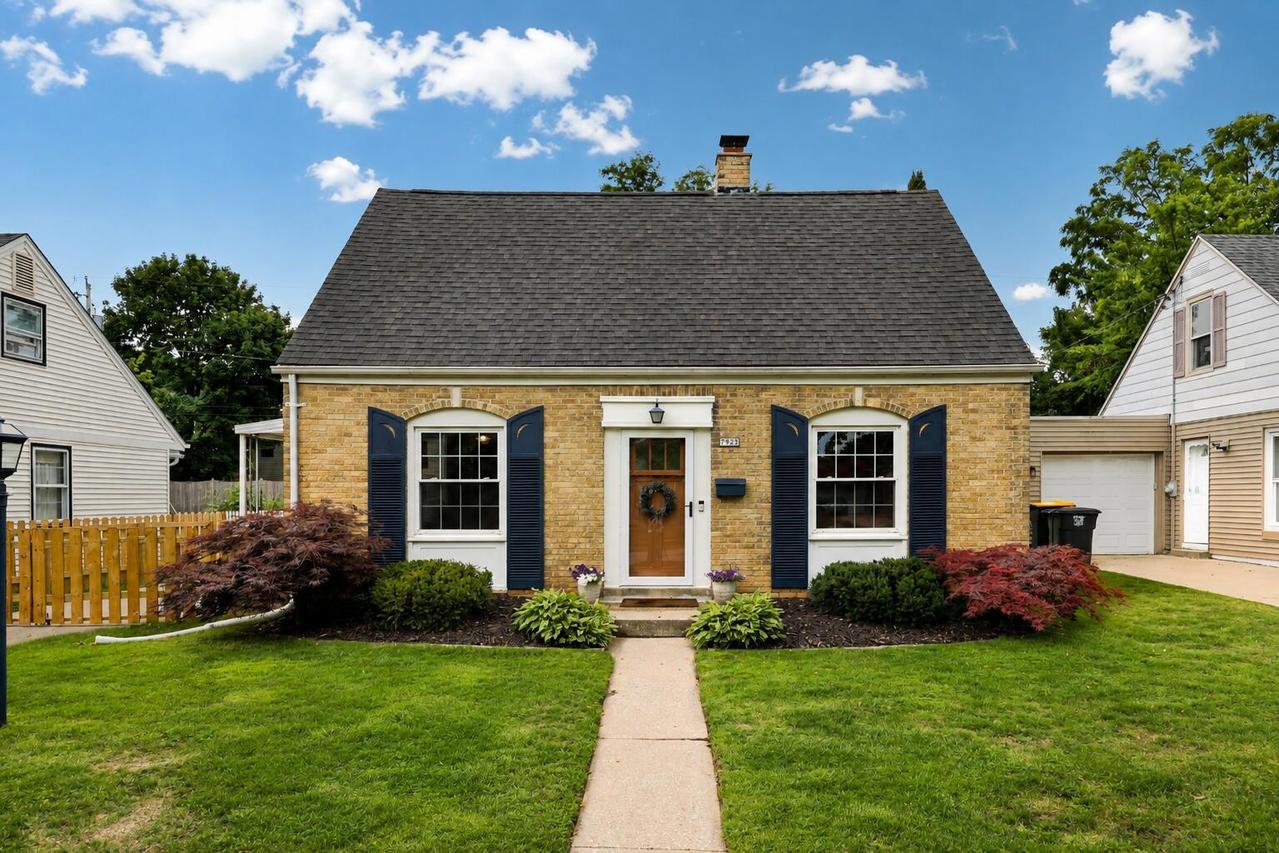 7923 W Eagle St, Wauwatosa, WI 53213