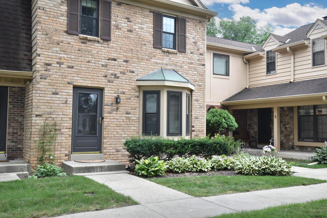 384 Willow Grove #F, Pewaukee, WI 53072