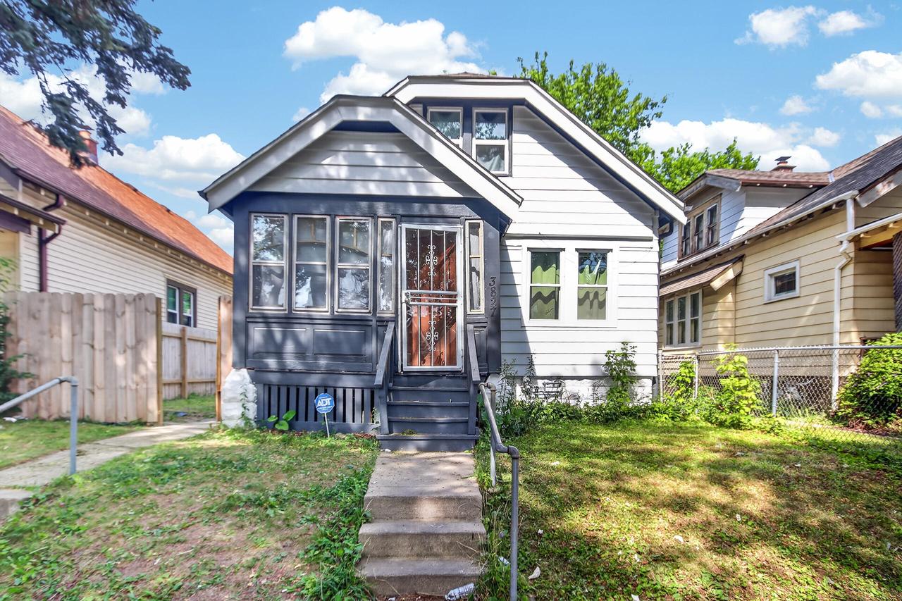 3827 N Dr William Finlayson St, Milwaukee, WI 53212