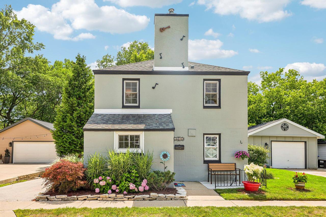 5576 Angle Ln, Greendale, WI 53129