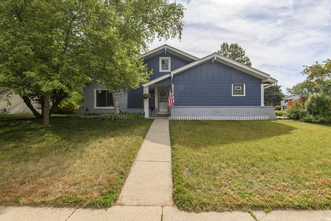 1200 Western Trl, Mukwonago, WI 53149